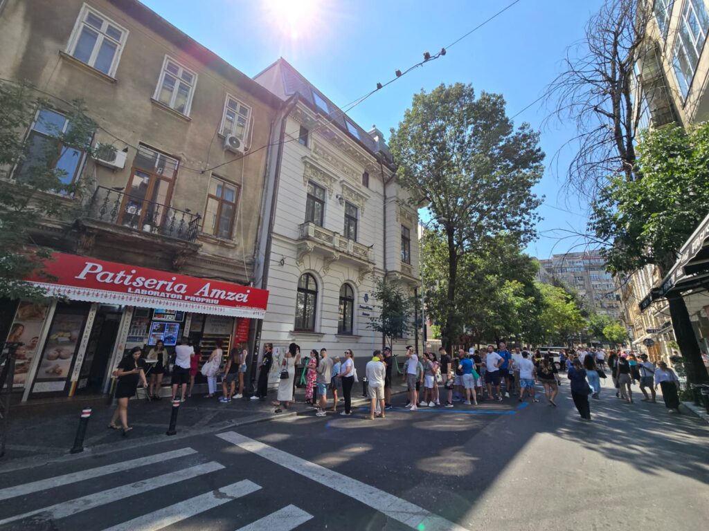 Institutul de lingvistică intervine în scandalul merdenelelor: Într-un duel al patiseriilor, prima victimă nu trebuie să fie ortografia