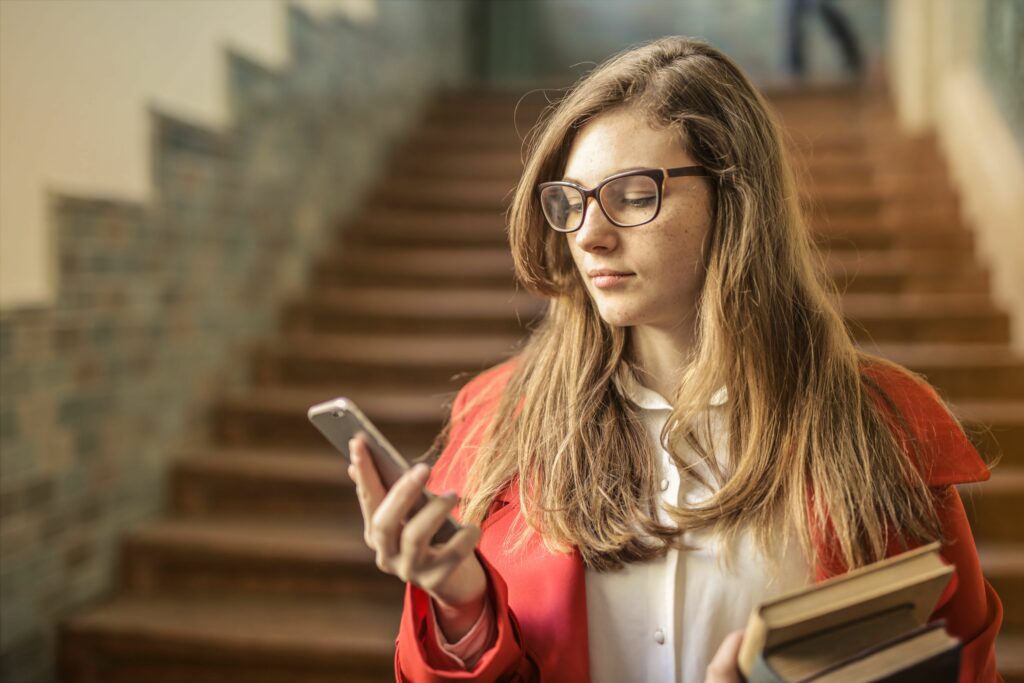 Franța interzice telefoanele mobile în licee. De ce legea îi ia pe nepregătite pe directorii de școli?