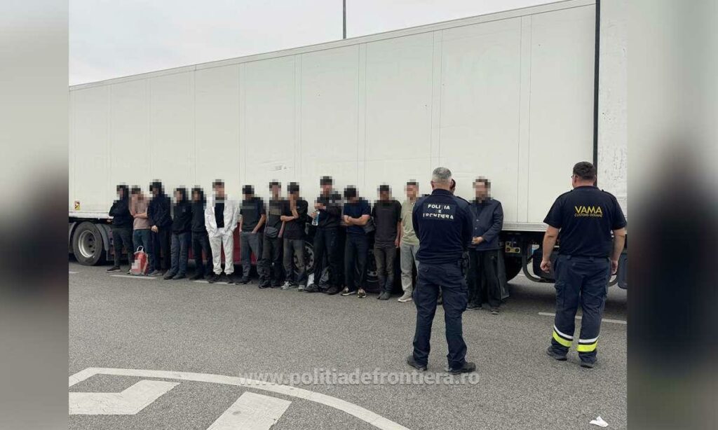 Poliția de Frontieră: Cincisprezece cetățeni străini, găsiți într-un automarfar la Calafat. Au fost predați autorităților bulgare