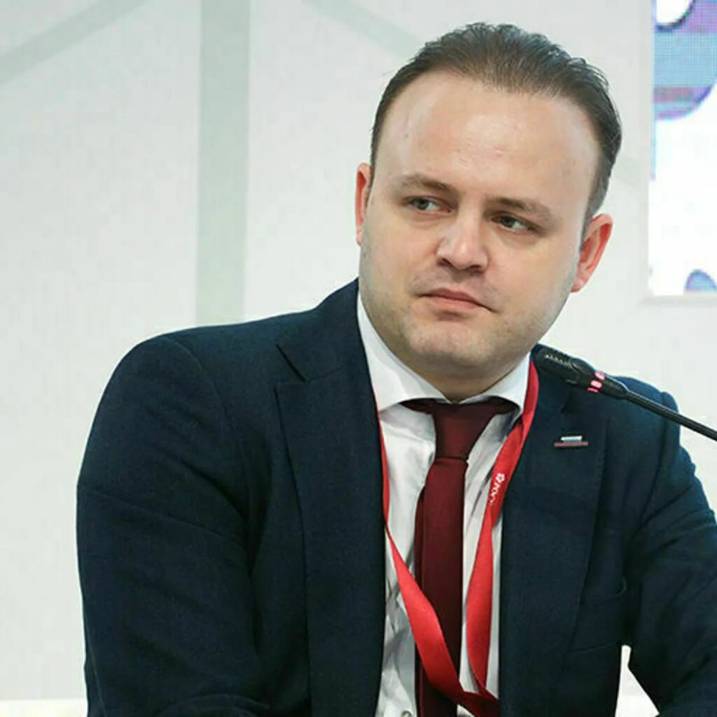 Un deputat a râs în hohote în timpul unui interviu când a fost întrebat dacă un om obișnuit poate obține un credit ipotecar
