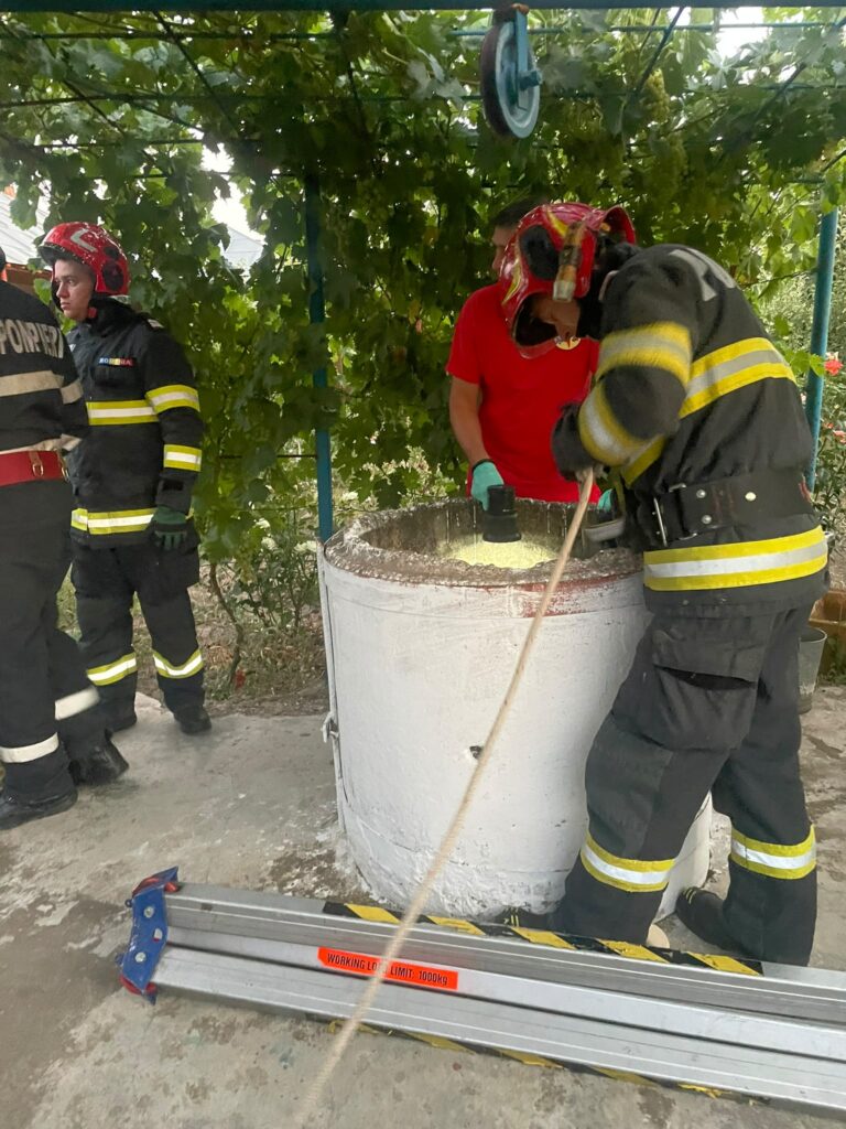 Pompierii gălățeni, solicitați să scoată din fântână o bătrână decedată