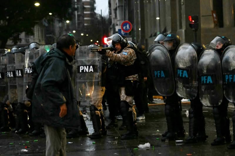 Aproape 300 de persoane au fost arestate în Chile în timpul protestelor care marchează aniversarea loviturii de stat a lui Pinochet