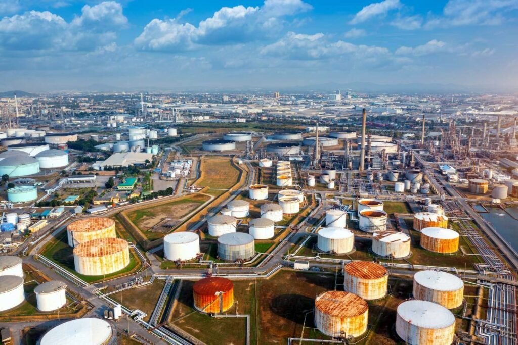După doi ani de restricții, OPEC+ crește din nou producția de petrol. Ce înseamnă decizia pentru piața mondială?