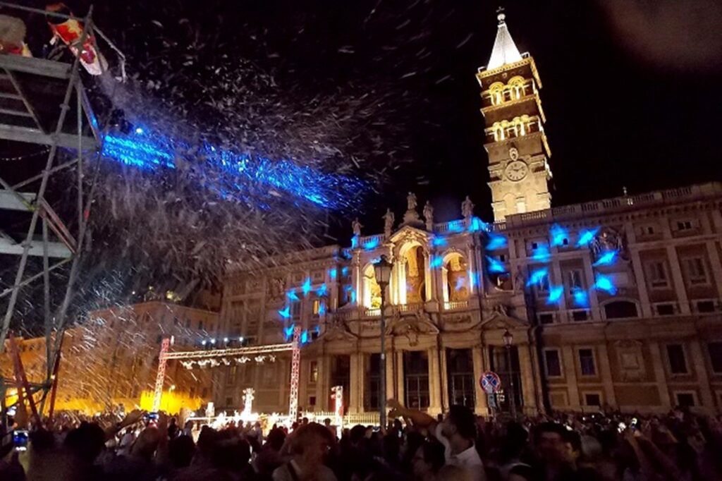 Roma sfidează canicula. "Ninge" în august la Bazilica Santa Maria Maggiore, într-un spectacol unic