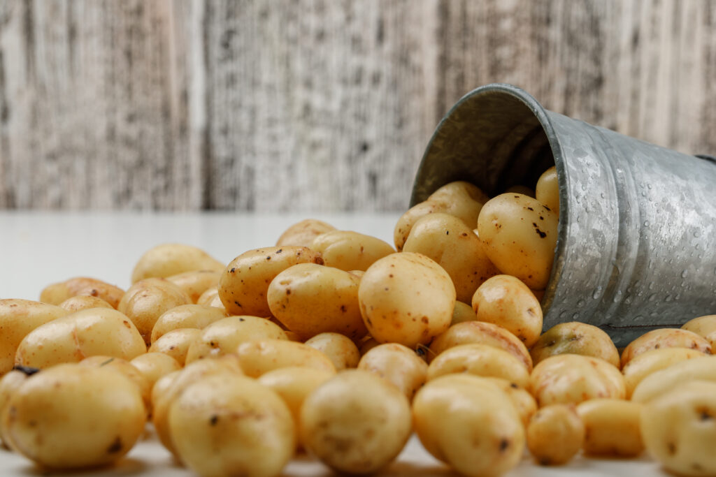 Nu aruncați apa în care au fiert cartofii: acest lichid are o utilizare neașteptată în gospodărie