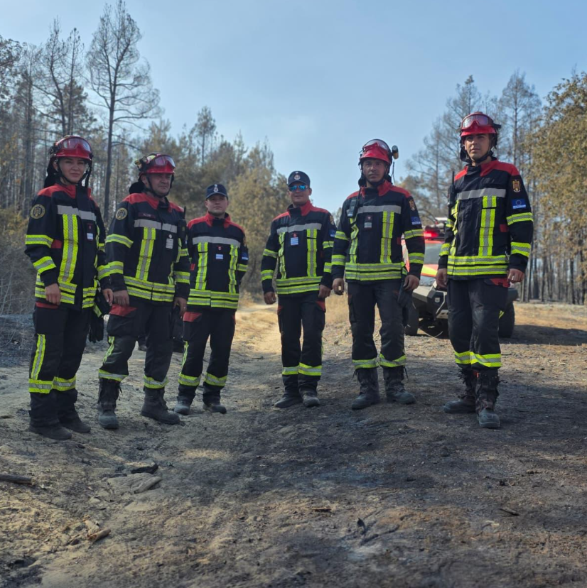Pompierii români continuă lupta cu incendiile din Serbia: Intervenții pe timpul nopții și linie de furtun de 1.000 de metri