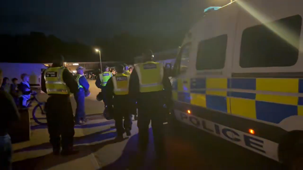 Proteste față de imigrație în Marea Britanie: o polițistă a fost "grav mușcată", 5 bărbați au fost arestați