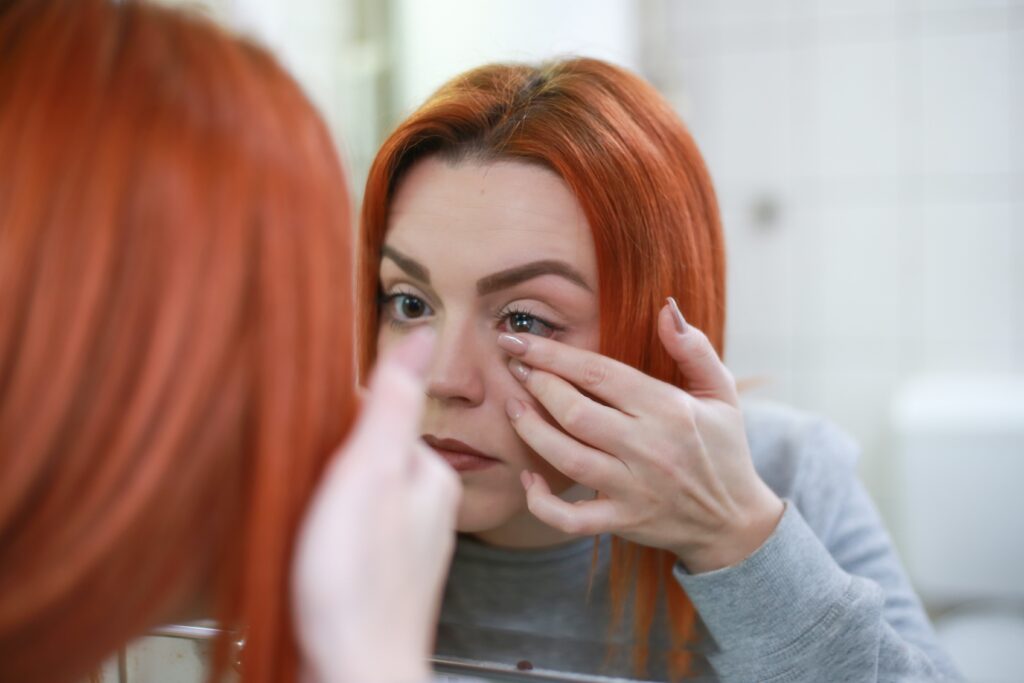 O greșeală frecventă pe care o faci atunci când porți lentile de contact ar putea duce la orbire