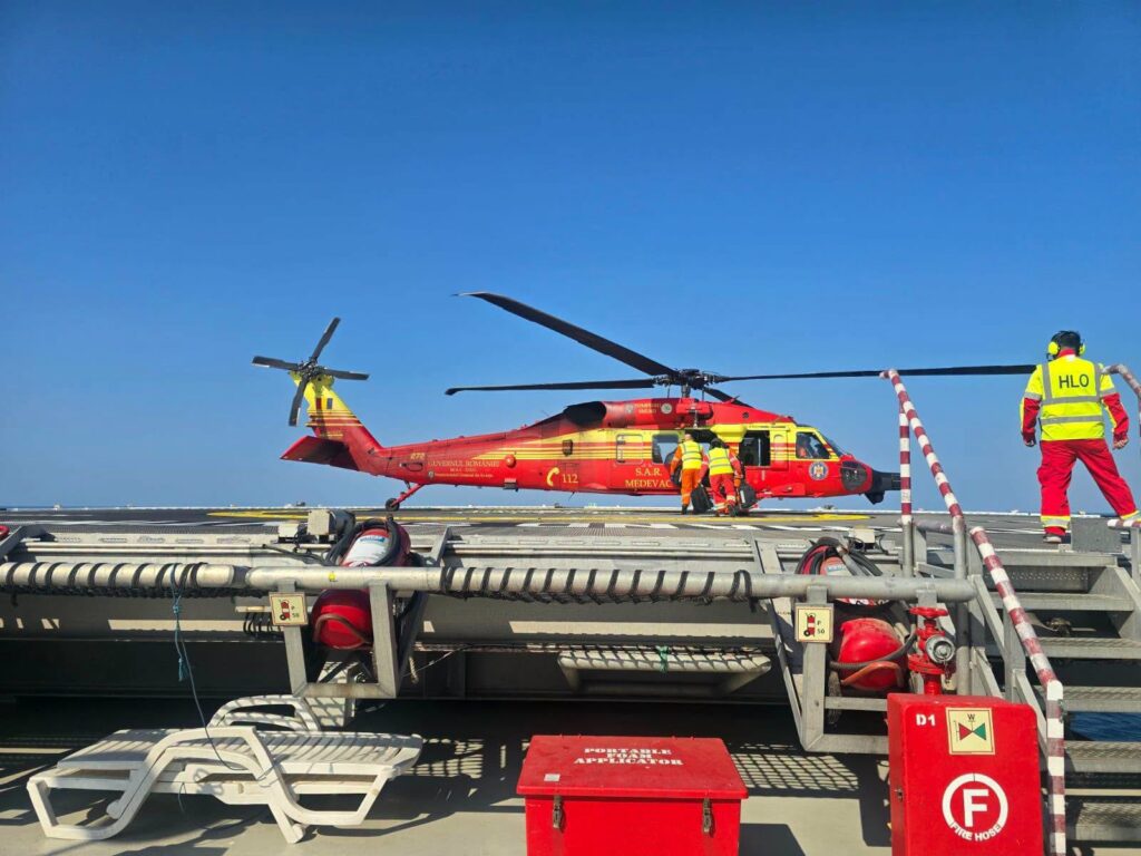 Unui bărbat i s-a făcut rău la bordul unei nave. A fost adus cu elicopterul pe uscat