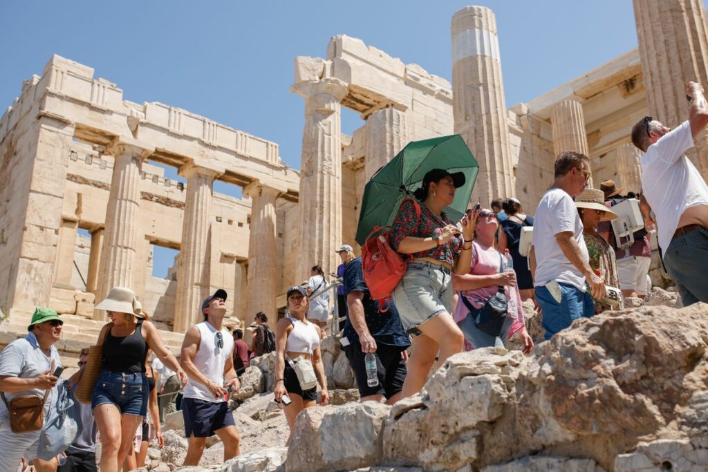 Canicula schimbă vacanțele la Atena: Grecia învață să facă turism la temperaturi extreme