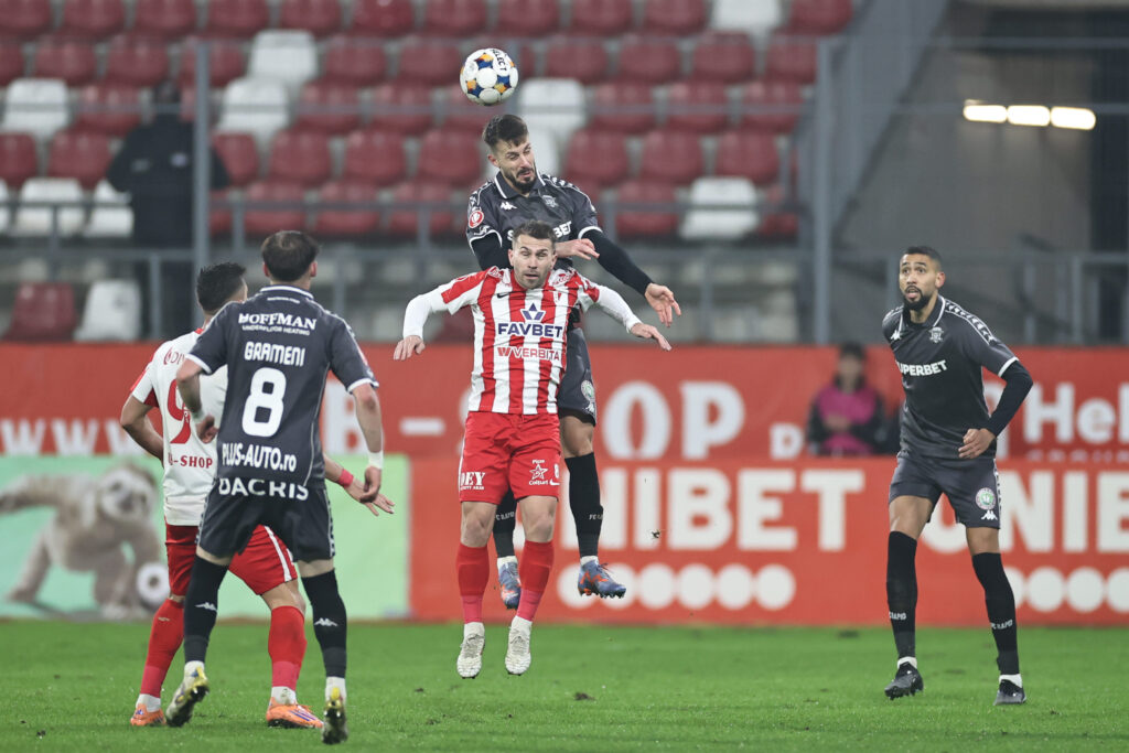 Meciul dintre UTA Arad și Rapid deschide etapa a patra din Superliga de fotbal. Partidă cu "casa închisă"