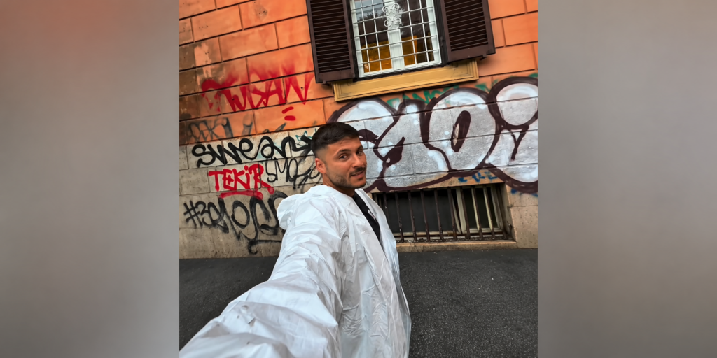 "Omul care curăță Roma". Un influencer șterge gratuit graffiti-urile de pe clădirile istorice