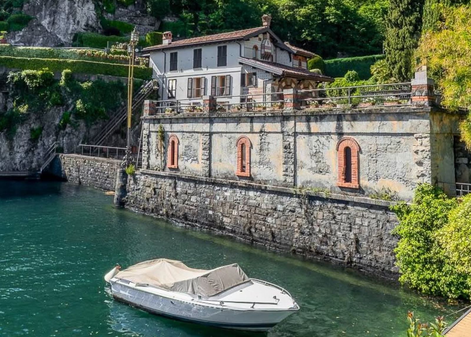 Villa La Gaeta: apartament de lux în nordul Italiei, cu istoric James Bond, scos la vânzare