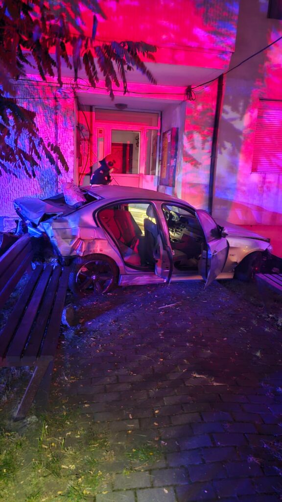 Accident grav în Piatra-Neamț. O mașină a intrat în scara unui bloc, trei persoane au ajuns la spital