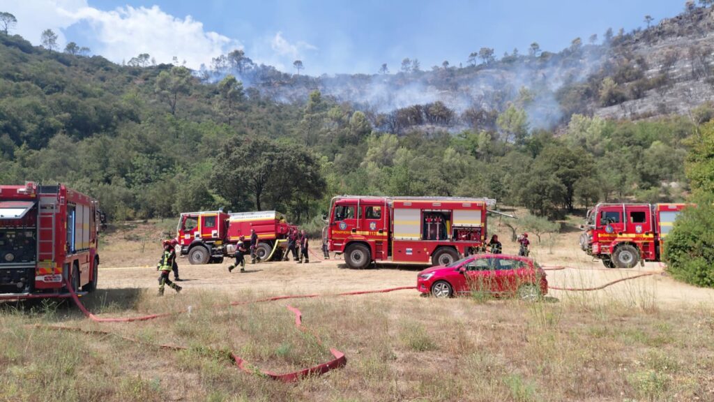 Pompierii români continuă lupta cu incendiile din Franța. Intervenție alături de echipele franceze în Departamentul Var
