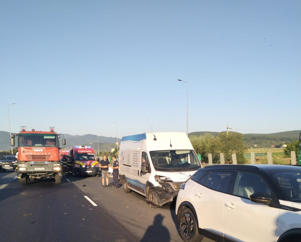 UPDATE: Accident cu patru mașini pe A1, în apropiere de Sibiu. Traficul se desfășoară pe o singură bandă