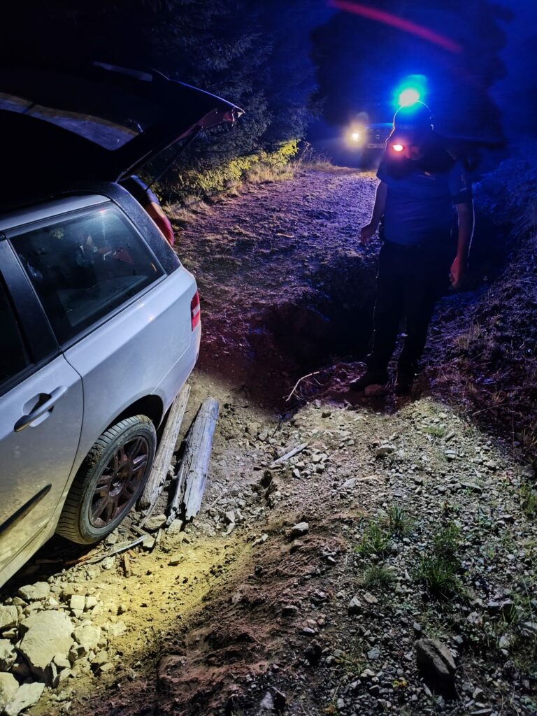 Familie cu un copil de doi ani, salvată de jandarmi după ce GPS-ul i-a condus pe un drum forestier