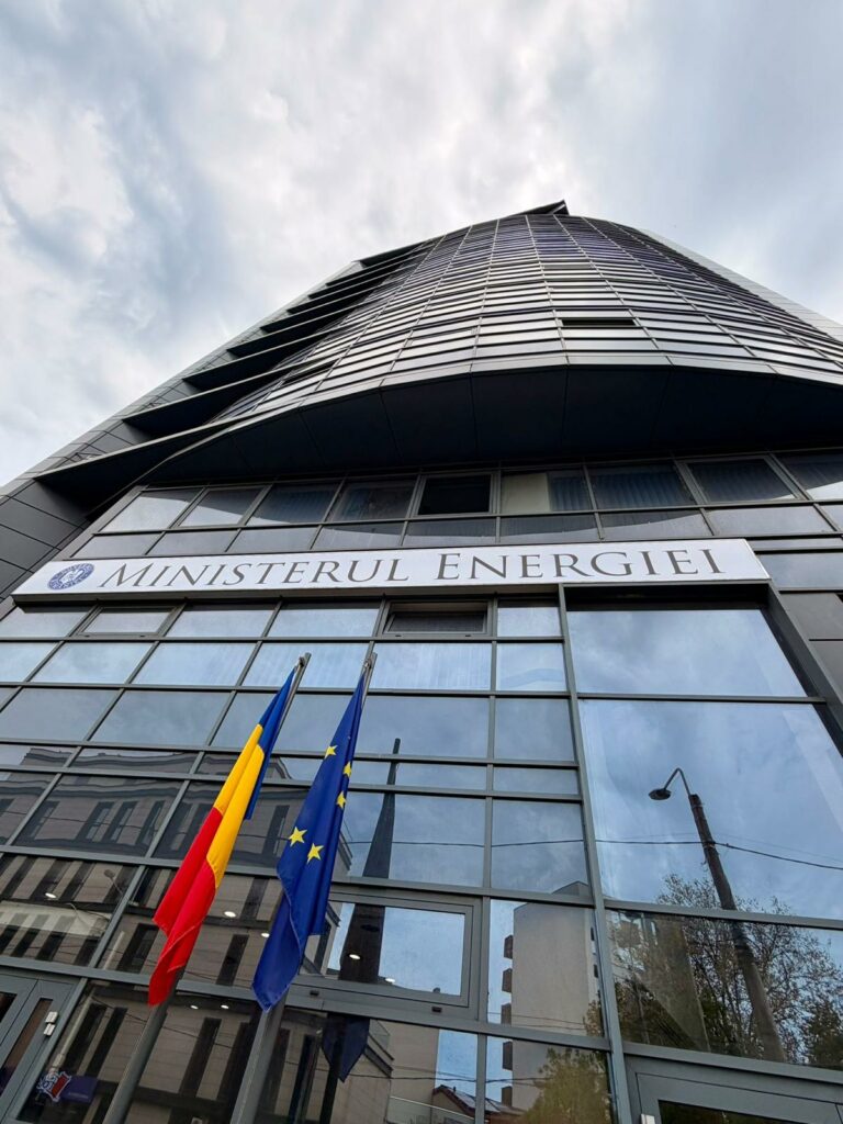 Cine participă la întâlnirea convocată la Ministerul Energiei cu marii consumatori industriali? Situațiile în care ar putea fi obligatorie reducerea consumului de curent – SURSE