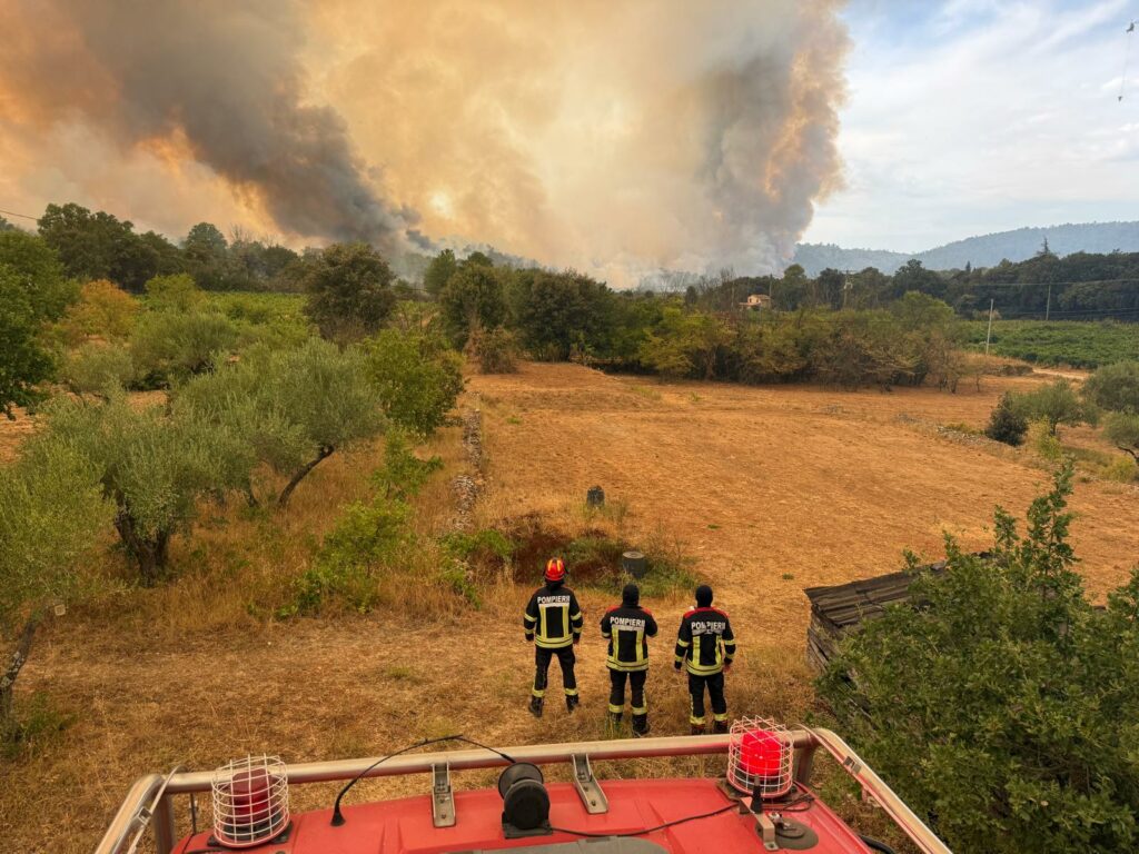 Pompierii români s-au întors din Franța după misiunea de stingere a incendiilor de pădure