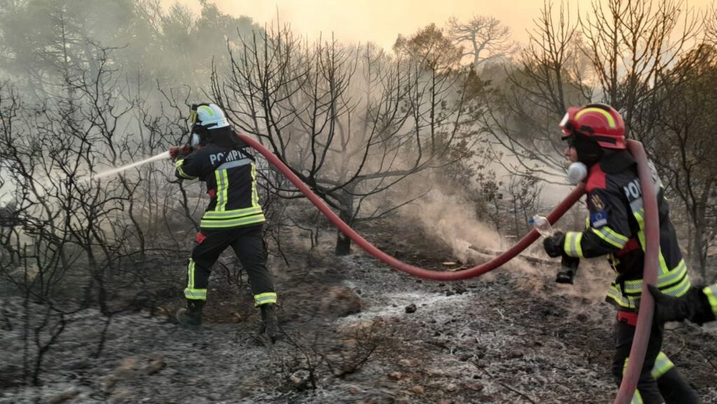 Pompierii români au salvat locuințe și o mănăstire din calea incendiilor de vegetație din Grecia