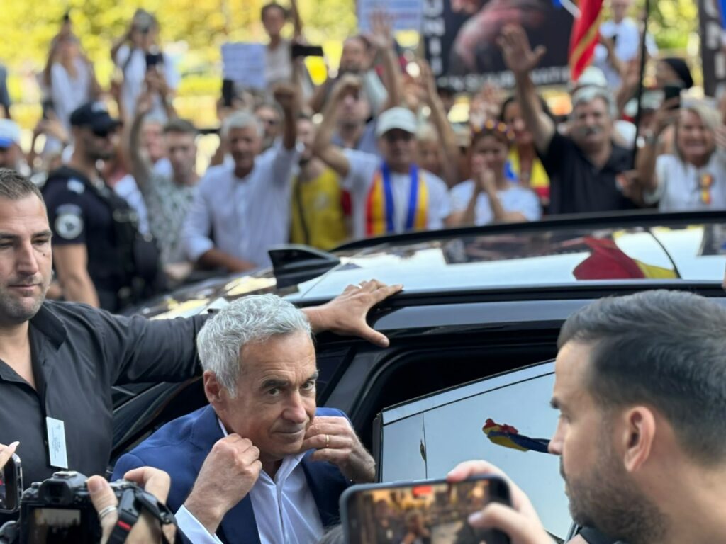 Călin Georgescu și Horațiu Potra au ajuns la ÎCCJ, rechemați în dosarul privind tentativa de lovitură de stat. Zeci de oameni s-au adunat pentru susținerea fostului candidat la alegerile prezidențiale