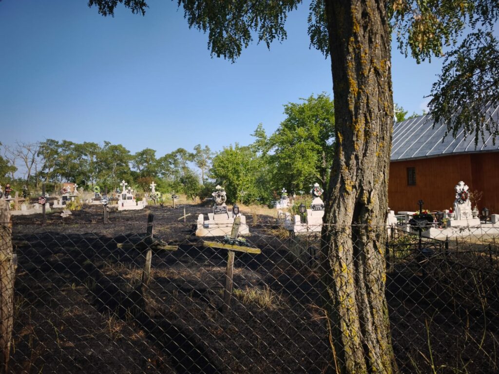 Cimitir cuprins de flăcări în Botoșani, după ce o lumânare a fost lăsată nesupravegheată. Crucile și coroanele au fost cuprinse de flăcări