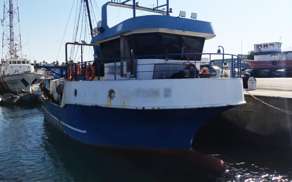 Pescuit ilegal în apropierea țărmului: Un pescador a fost prins la traulare, la 8 metri adâncime