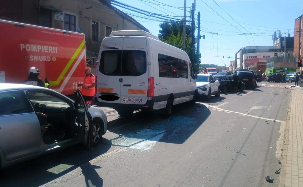 Plan Roșu de intervenție la Mediaș după un accident între un autobuz și mai multe mașini