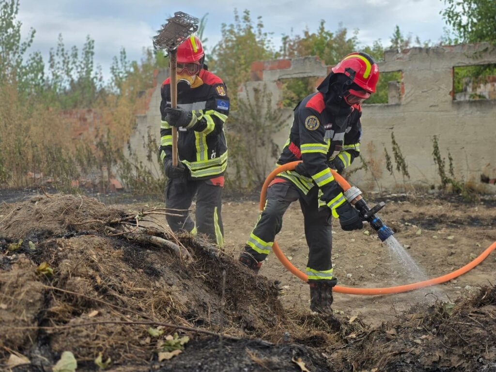 Primele imagini cu pompierii români detașați în Serbia. Intervin în două localități pentru stingerea incendiilor de vegetație