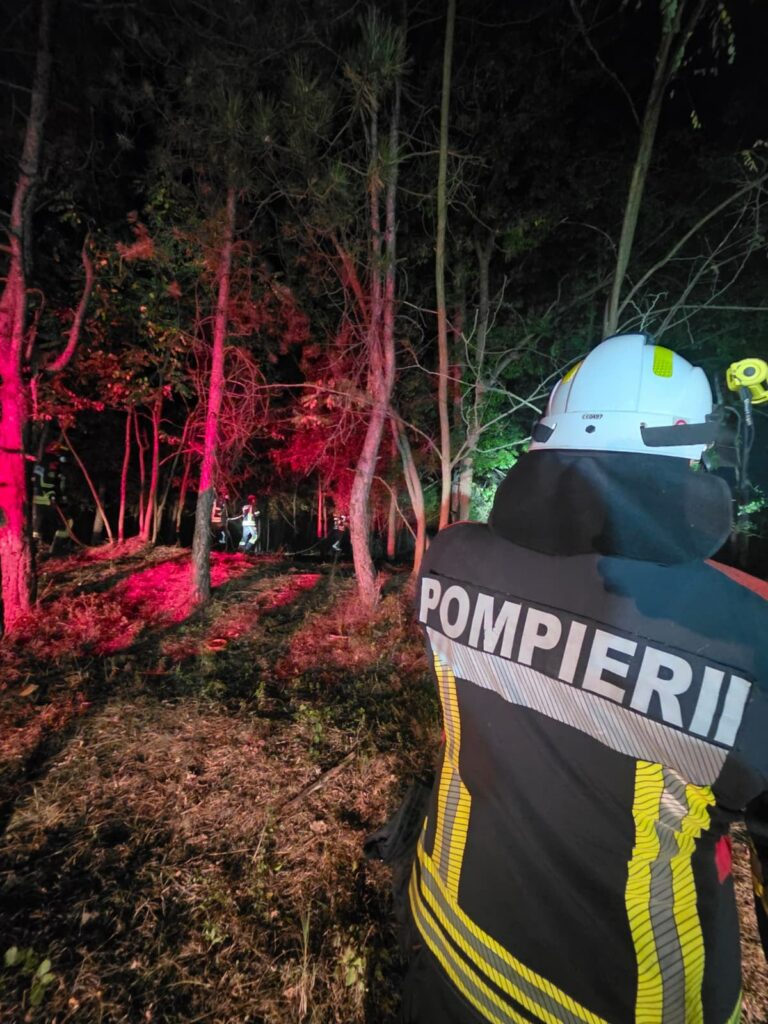 Pompierii români luptă și noaptea cu incendiile din Serbia. Trei echipaje, relocate de urgență