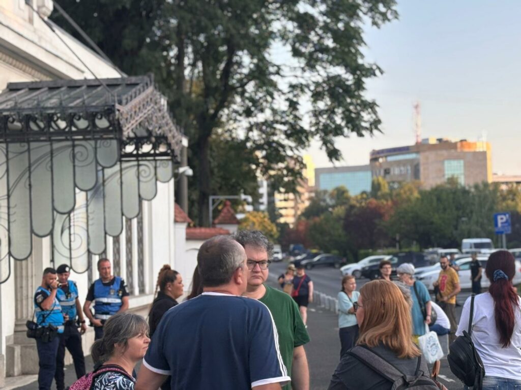 Câteva zeci de persoane protestează la Palatul Cotroceni. Actorul Alex Bogdan, printre manifestanți