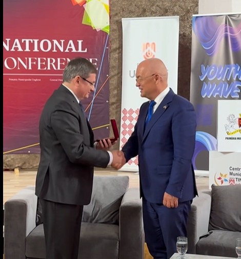 Emil Boc, decorat cu „Medalia Democrației”, cea mai înaltă distincție a Parlamentului Republicii Moldova