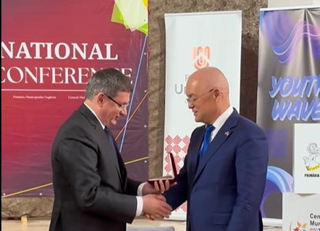Emil Boc, distins cu „Medalia Democrației” în Moldova
