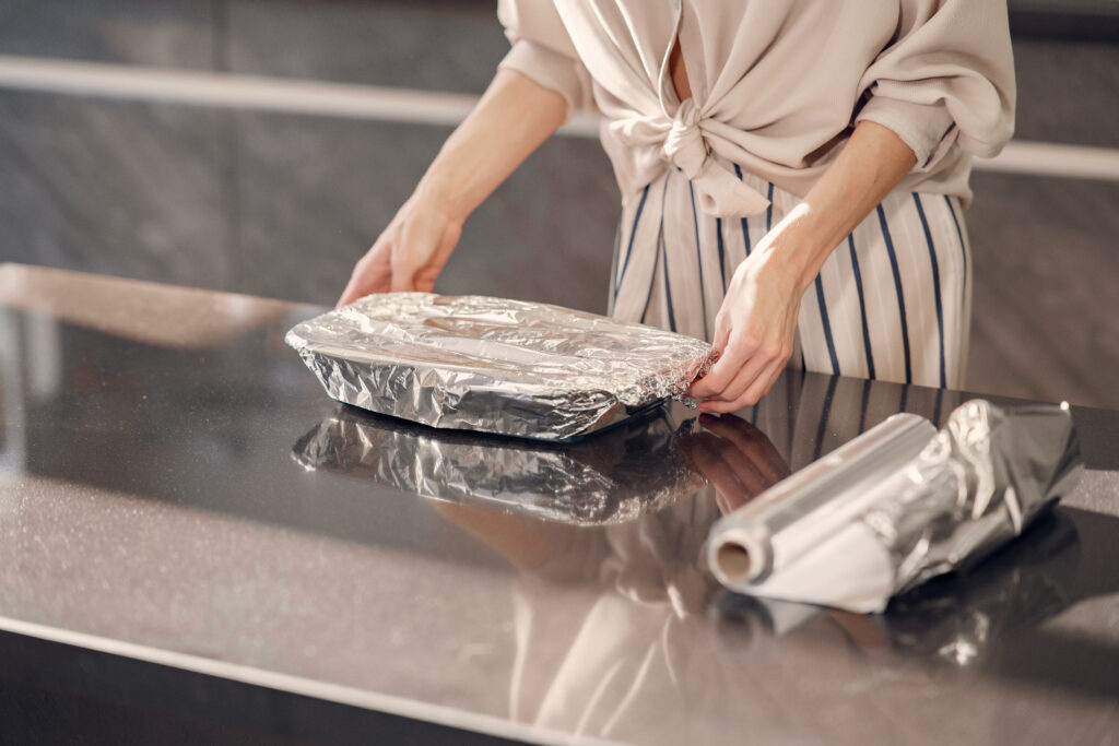 Cele două alimente pe care nu ar trebui să le păstrezi niciodată în folie de aluminiu
