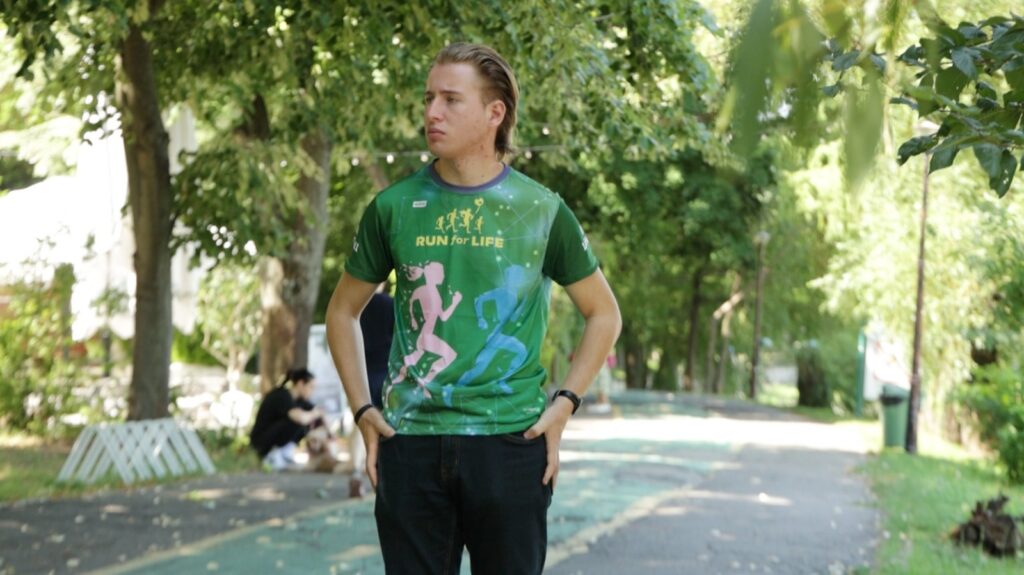 Un tânăr român de 20 de ani va traversa Alpii pentru a strânge fonduri pentru femeile însărcinate aflate în dificultate. Yan Marin: "Mesajul meu este că nu sunt singure. Există persoane care vor să ajute" | INTERVIU