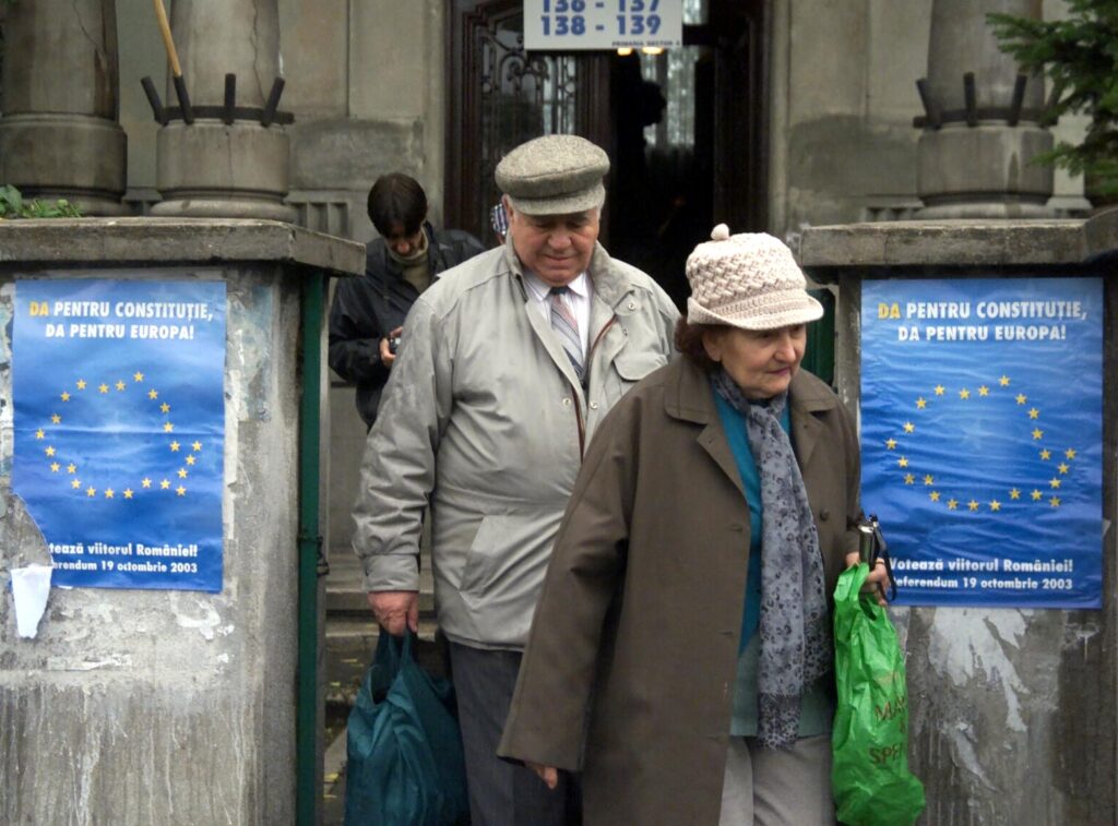 MEDIAFAX 35. 2003 – România își revizuiește Constituția. Negocierile privind aderarea la UE intră în etapa decisivă