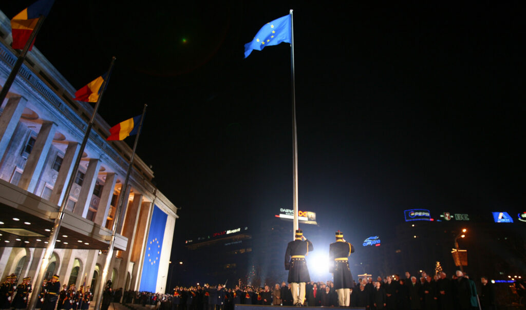 MEDIAFAX 35. 2005 – România semnează Tratatul de aderare la UE, iar inundațiile fac prăpăd în mai multe județe din țară