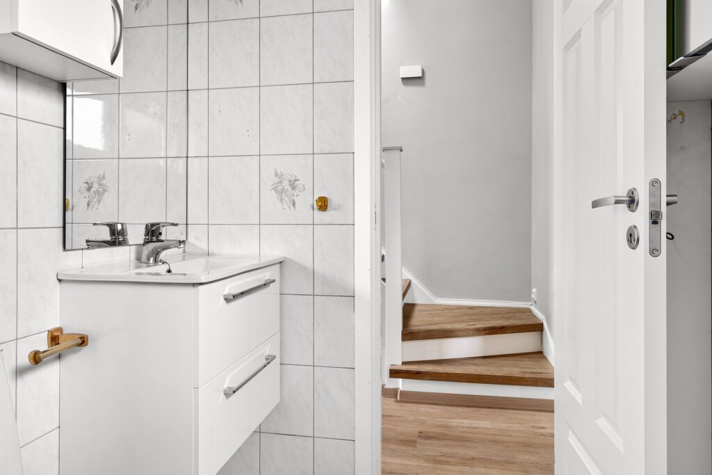 Ar trebui să lași ușa deschisă la baie după duș? Trei reguli de urmat pentru a preveni umezeala și apariția mucegaiului