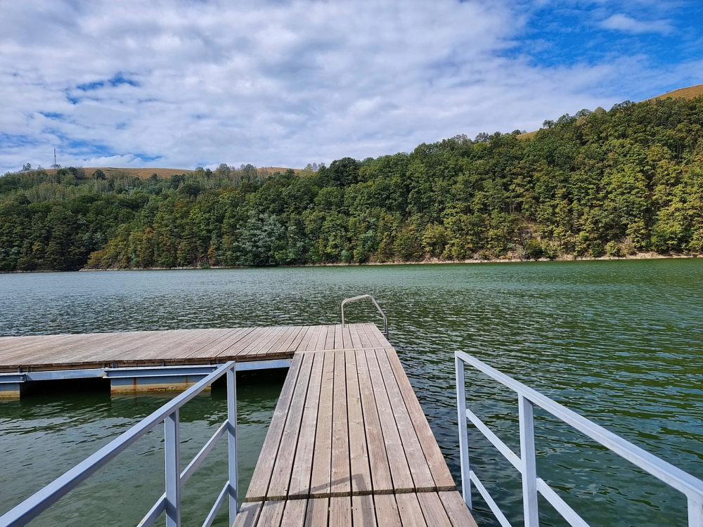 Două persoane, găsite decedate în lacul de acumulare Secu. Pompierii au intervenit cu o barcă și scafandrii