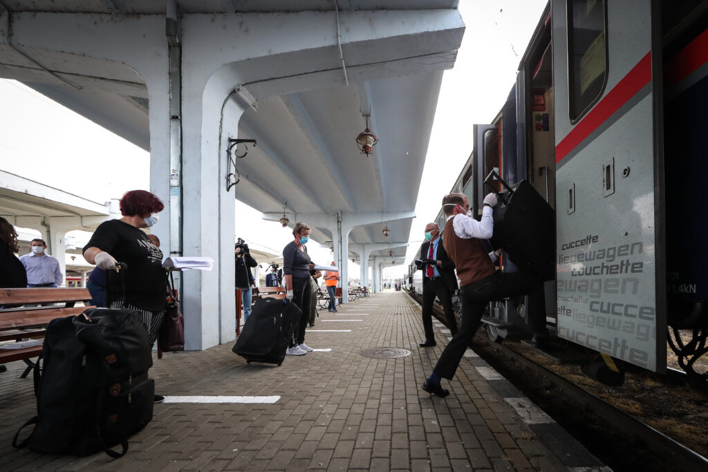 Trenuri Inter-Regio anulate de CFR timp de o lună. Pentru unele curse pasagerii vor fi duși cu microbuzul între stații
