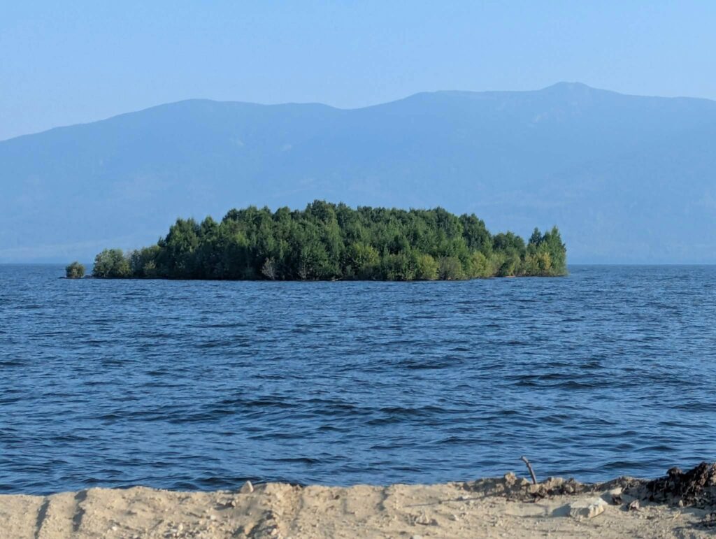 Mister pe un lac uriaș. O insulă a apărut din senin și apoi a dispărut