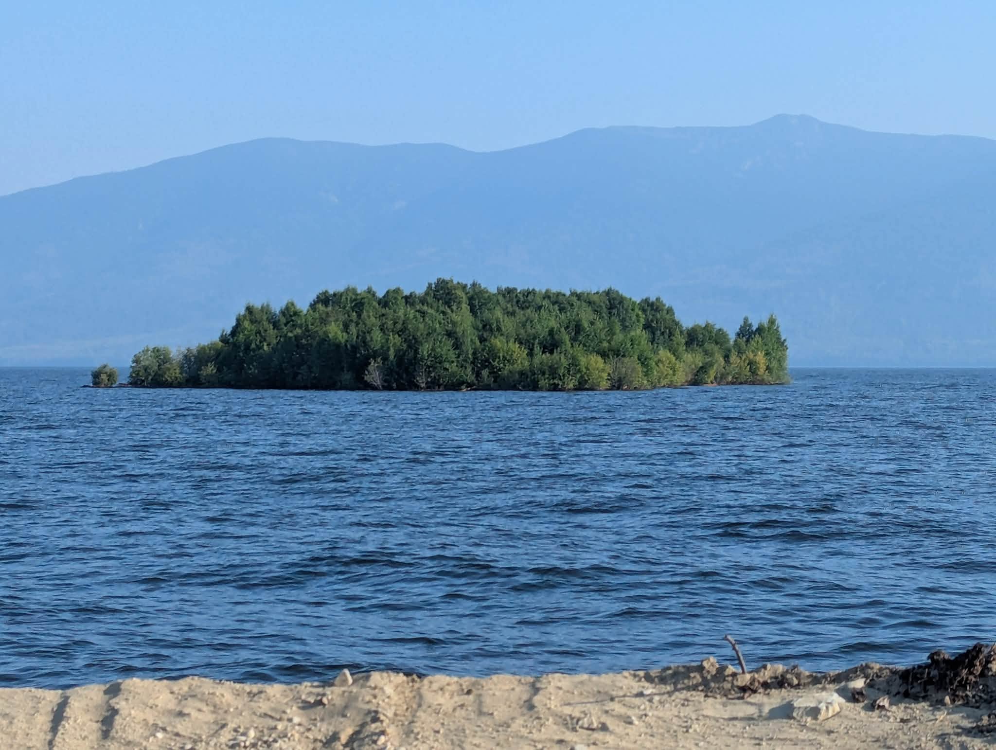 Mister pe un lac uriaș. O insulă a apărut din senin și apoi a dispărut