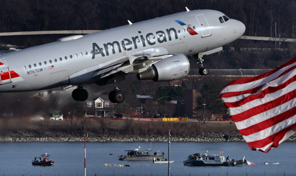 Scandal la bordul unui avion American Airlines: o pasageră s-a dezbrăcat complet. Ce s-a întâmplat la aterizare