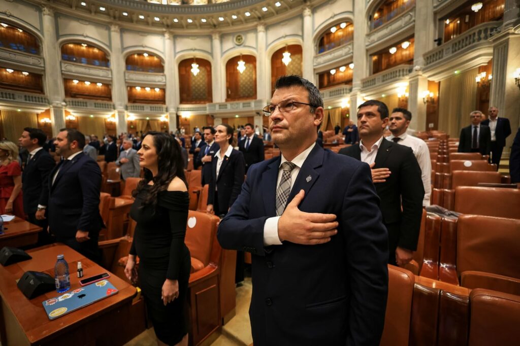 Un parlamentar USR critică proiectul AUR privind Drapelul Național: „Asta nu mai este o ceremonie. Este un ritual de supunere”