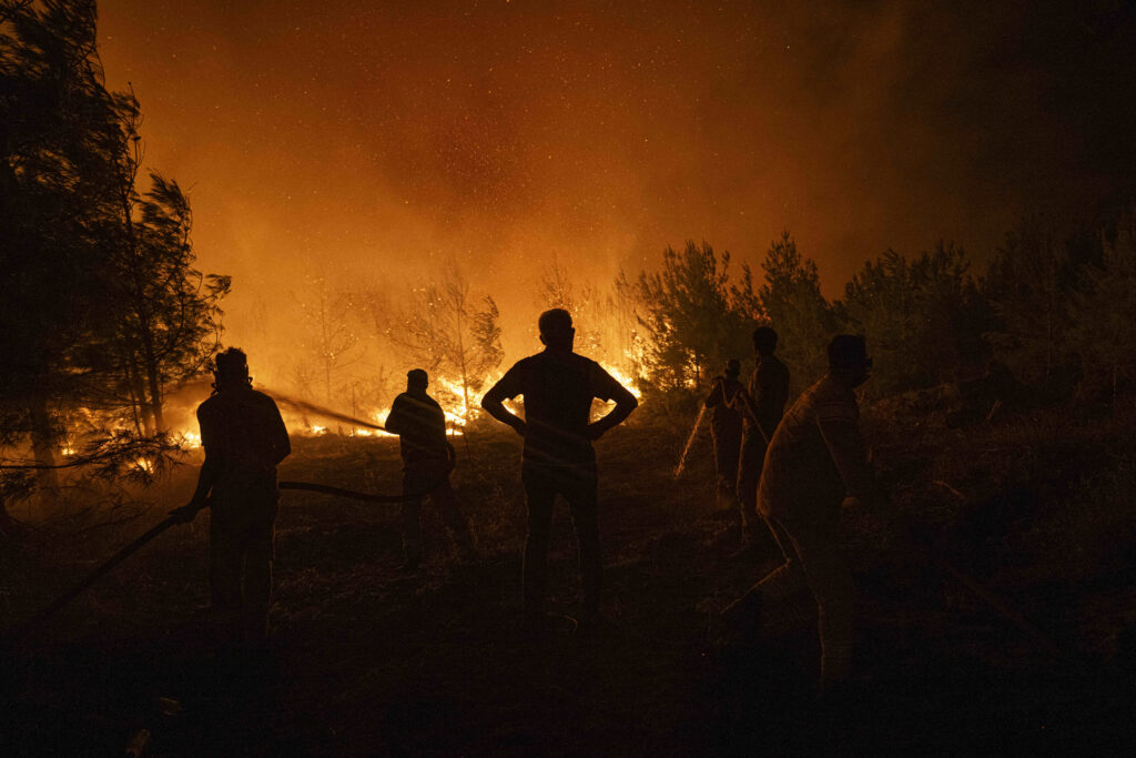 Un pompier voluntar a murit iar alte opt persoane au fost rănite în urma unui incendiu de vegetație din Turcia
