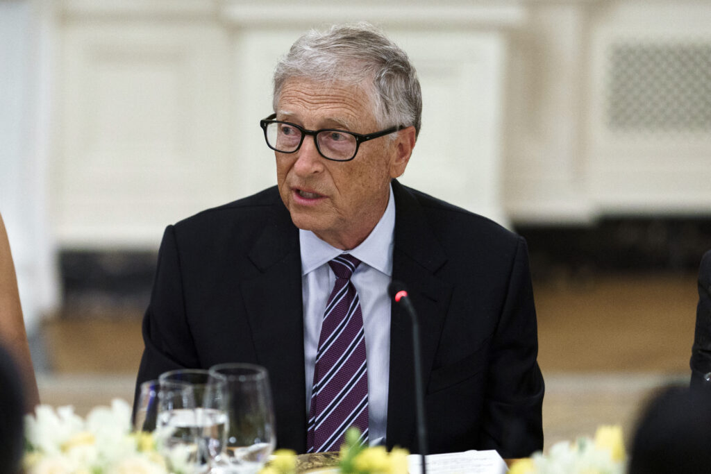 Bill Gates prezice că inteligența artificială ar putea „cauza un miliard de morți” dacă nu va fi reglementată