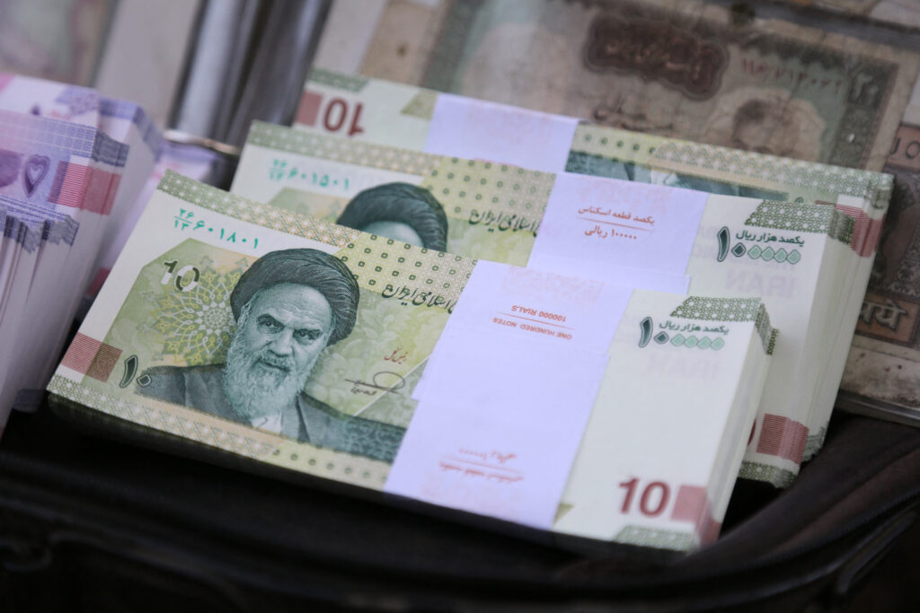 Moneda iraniană se prăbușește la un nou minim istoric. Un dolar a ajuns la 2,5 milioane de riali