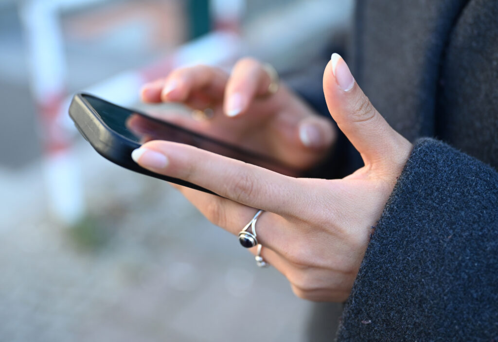 Diplomele românilor, pe telefon și fără drumuri între instituții. Mînzatu anunță noul sistem european pentru cei care muncesc în alt stat UE
