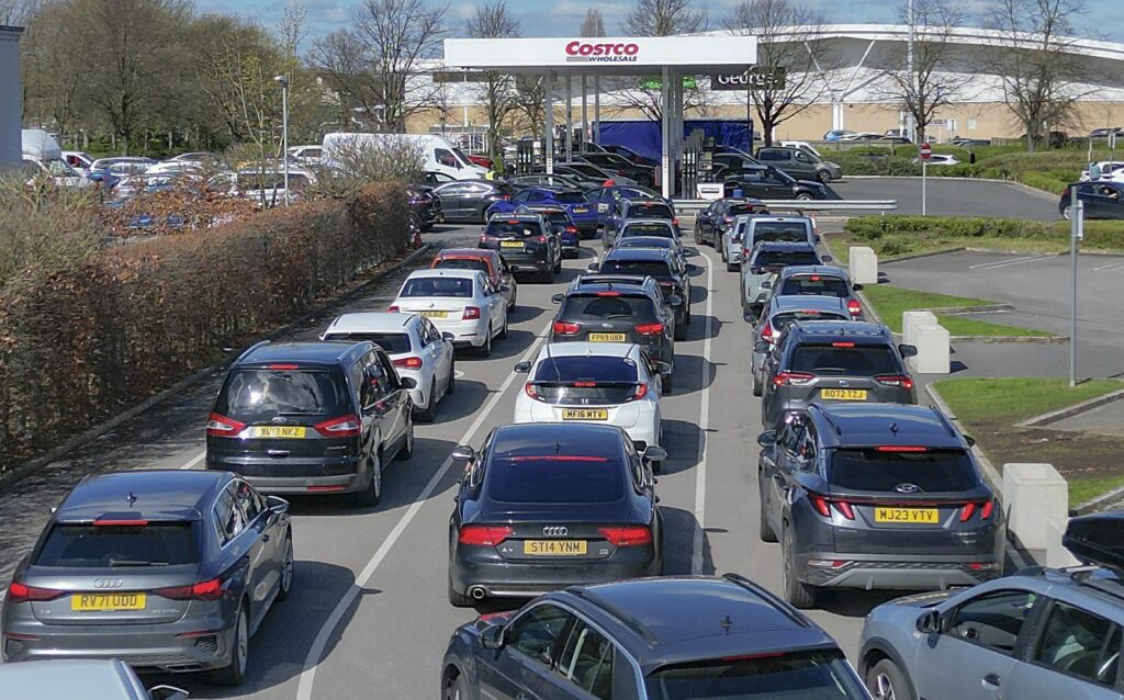 Prețul motorinei bate recordul din 2022 în Marea Britanie. Ce se întâmplă pe piața carburanților