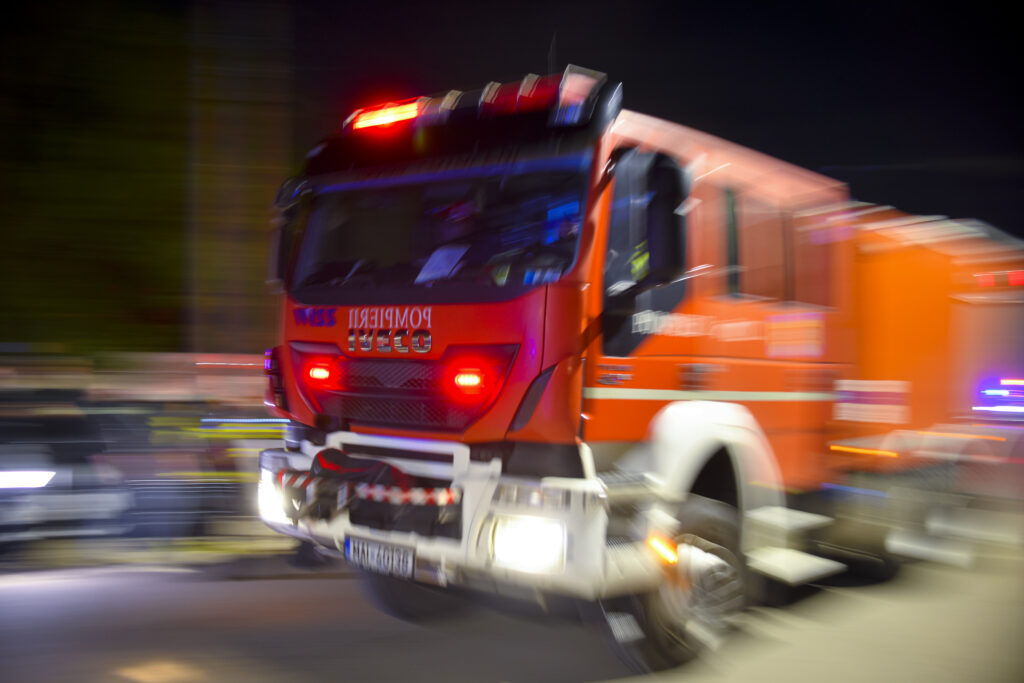 Accident grav în Lețcani: O persoană a murit după ce un camion s-a răsturnat peste o mașină